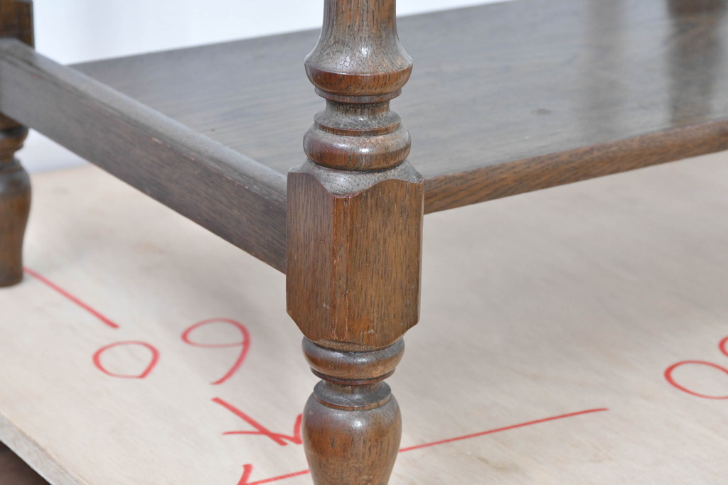 中古　美品　オーク材　横浜クラシック家具　ダニエル(daniel)　ノックオンウッド(knockonwood)　コロニアルシリーズ(Hand Made)　クラシカルな雰囲気漂う引き出し付きサイドテーブル(ナイトテーブル、花台、飾り台)(R-083713)