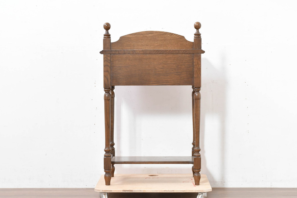 中古　美品　オーク材　横浜クラシック家具　ダニエル(daniel)　ノックオンウッド(knockonwood)　コロニアルシリーズ(Hand Made)　クラシカルな雰囲気漂う引き出し付きサイドテーブル(ナイトテーブル、花台、飾り台)(R-083713)