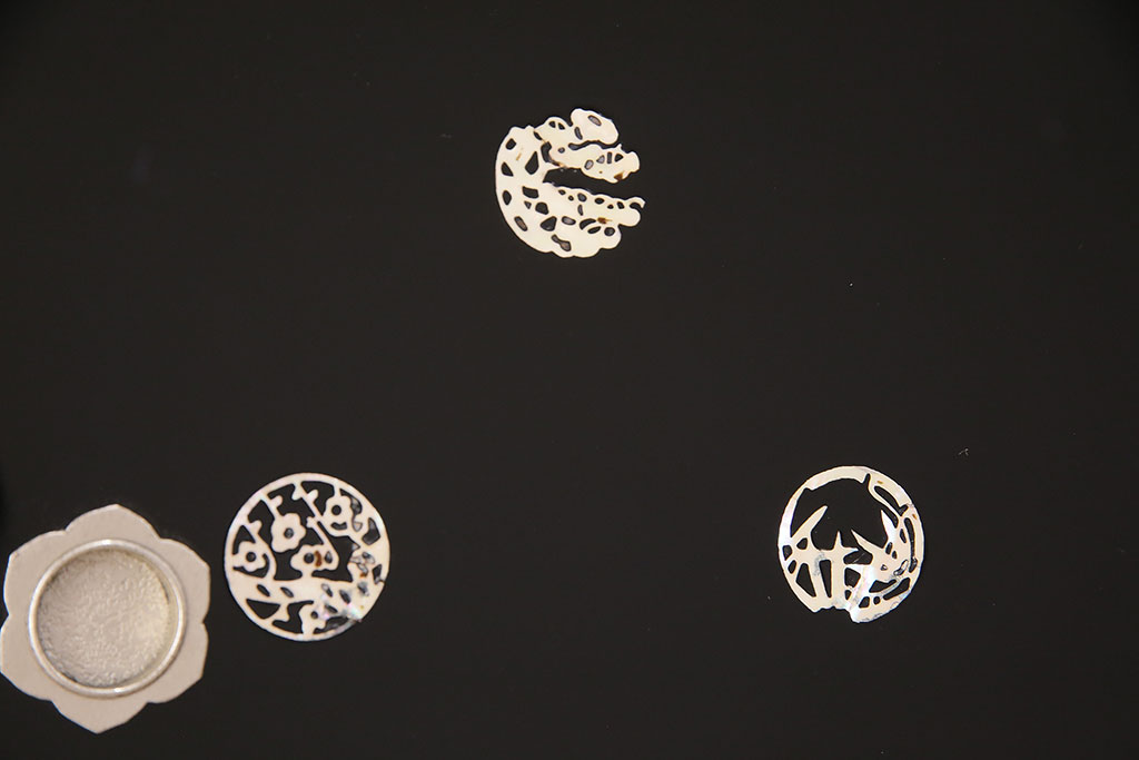 中古　国産　隠し付き　並厚　在銘　輪島塗りの引き戸がおしゃれな三つ重ね総桐箪笥(和タンス、衣装箪笥、桐たんす)(R-042333)
