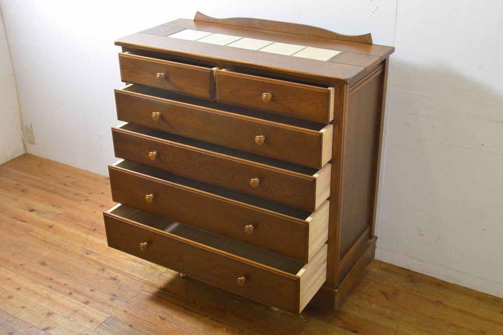 中古　美品　北海道旭川家具　山室家具製作所　砂田充敏 作　オーク材　タイルトップがアクセントのチェスト(洋服タンス、引き出し)(定価約25万円)(R-063044)