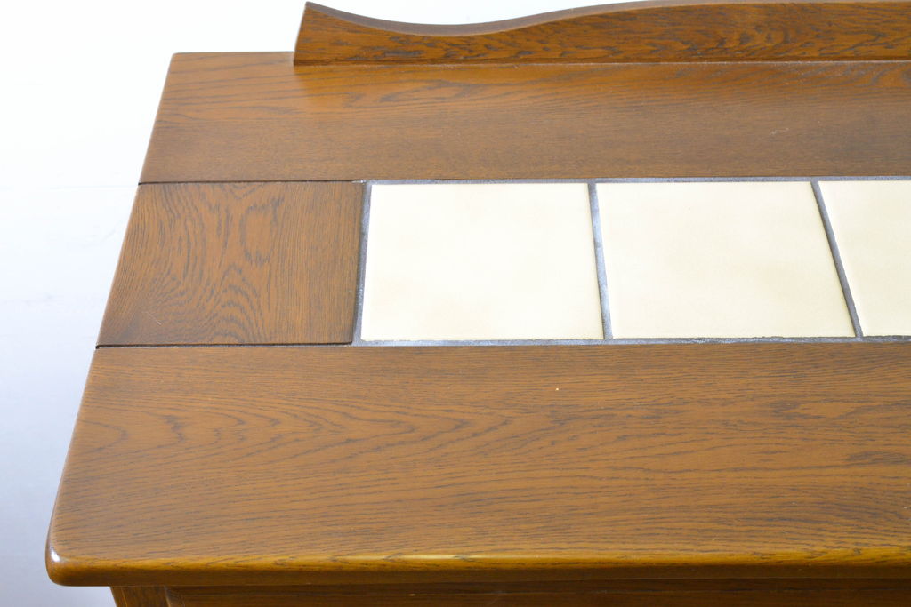 中古　美品　北海道旭川家具　山室家具製作所　砂田充敏 作　オーク材　タイルトップがアクセントのチェスト(洋服タンス、引き出し)(定価約25万円)(R-063044)