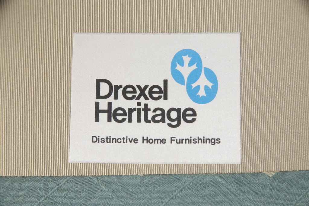 中古　美品　DREXEL HERITAGE(ドレクセルヘリテイジ)　シンプルな柄の上品な1人掛けソファ+オットマンのセット(1人掛けソファ、アームチェア、スツール)(R-066818)