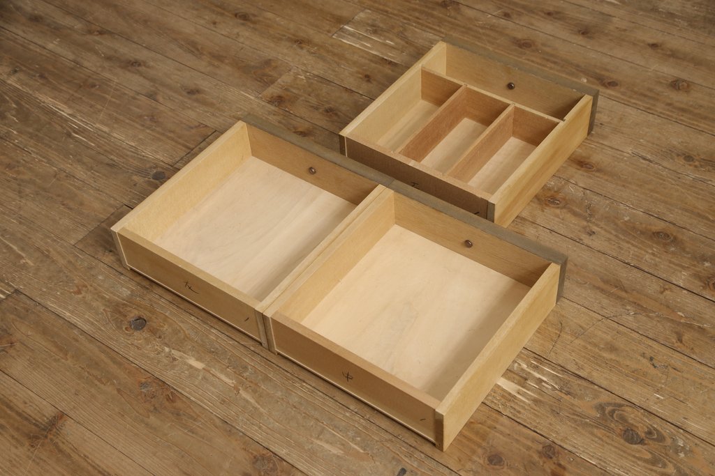 中古　美品　神戸洋家具　ナラ材　品のある佇まいが美しい食器棚(キャビネット、カップボード、収納棚、戸棚)(R-058152)