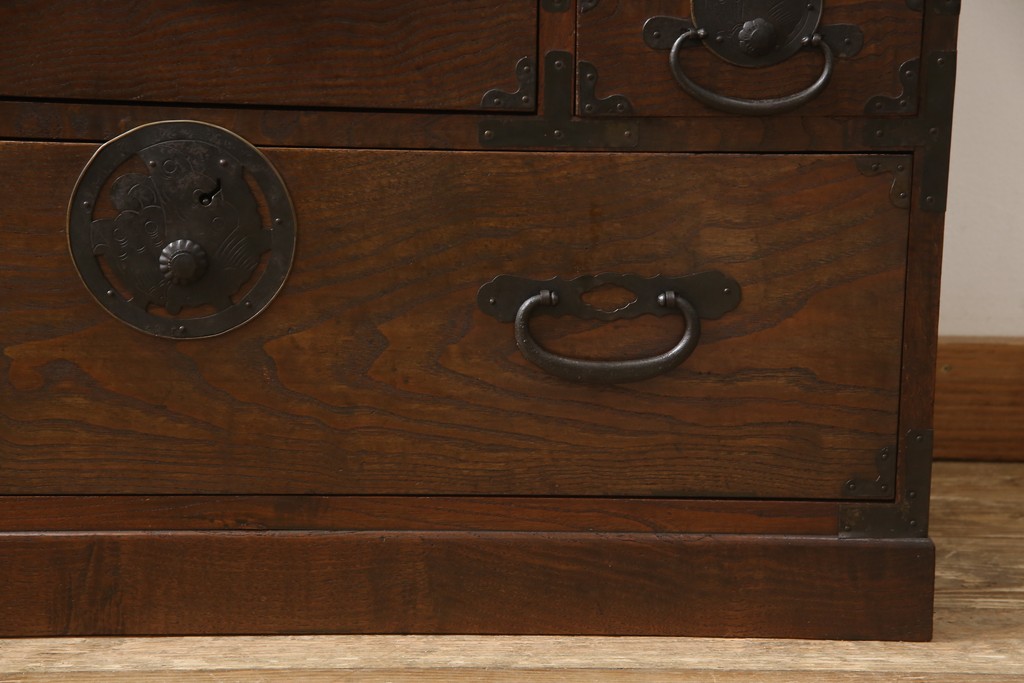 和製アンティーク　三方栗材　五丁引き　蝶覆輪(ちょうふくりん)金具が優美な会津箪笥(時代箪笥、和タンス、引き出し)(R-051672)
