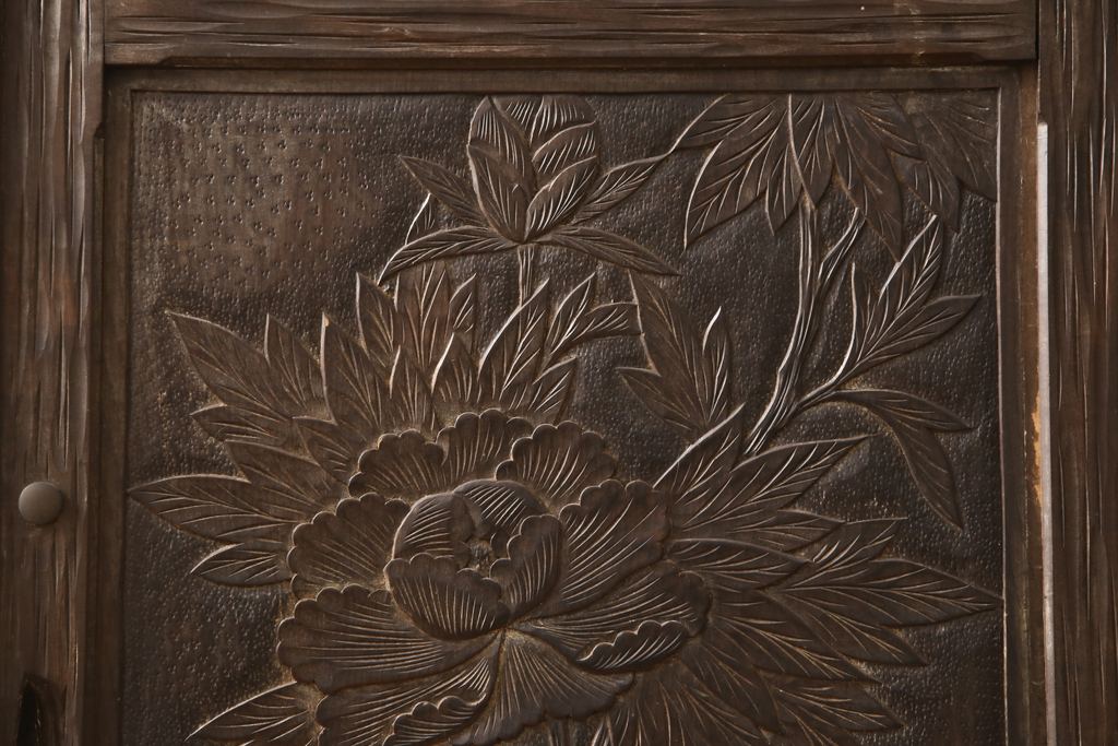 和製ビンテージ　軽井沢彫り　大胆に彫り込まれた花の図柄が魅力的なサイドキャビネット(収納棚、戸棚、ヴィンテージ)(R-058664)
