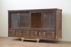 【オーダー家具実例】当店オリジナル商品を参考にパタパタ扉の収納棚をご希望サイズで新規製作しました。パタパタ扉には明治大正期の松材の枠を使用し、モールガラスを組み入れ、取っ手を取り付け。木製脚も取り付けました。扉の枠のブラウンの色味と、本体にはアンティークホワイトのペイントを施したバイカラーをお楽しみいただける仕上がりになりました!(戸棚、下駄箱、キャビネット、ロッカー、ブックケース)