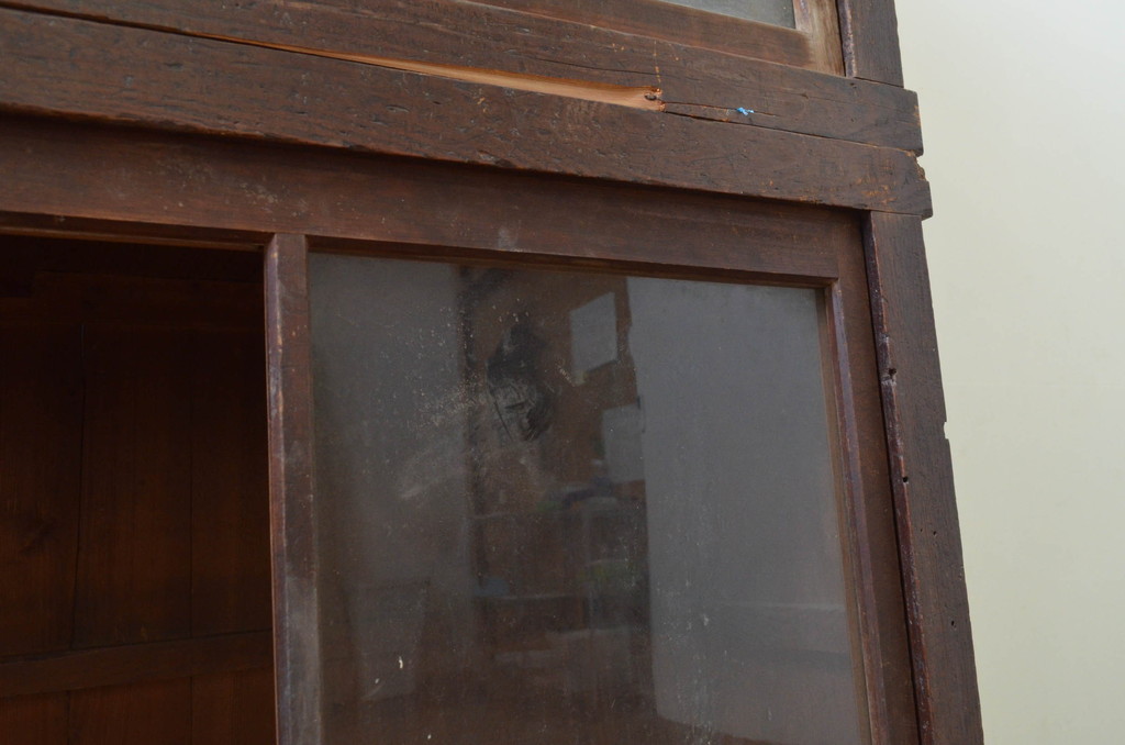 和製アンティーク　レトロな佇まいが魅力的なガラス戸棚サイドボード(収納棚、食器棚、サイドキャビネット)(R-069094)
