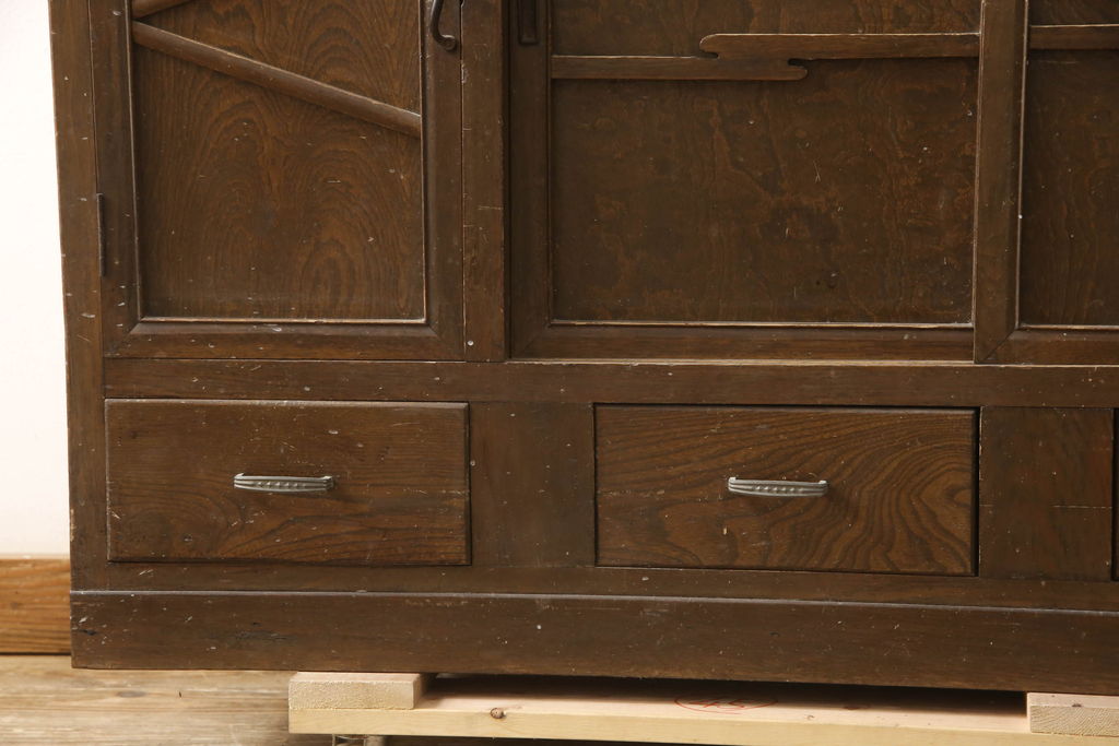 和製アンティーク　ニレ材　レトロな佇まいの作業台付き食器棚(収納棚、戸棚、キャビネット)(R-063303)