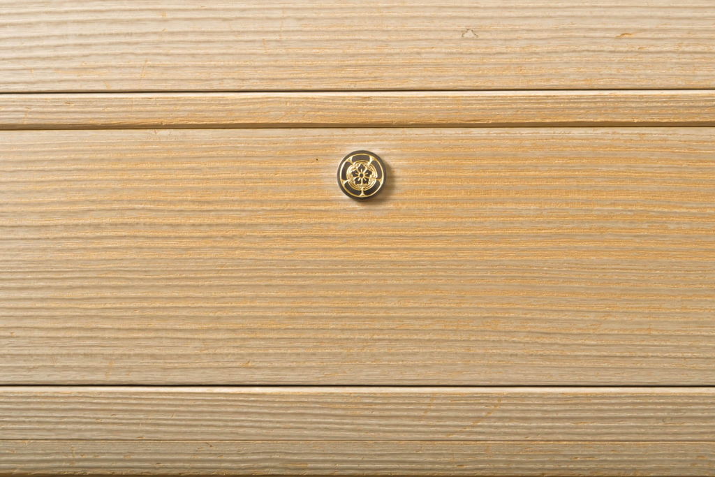 中古　東京の伝統工芸　桐の名門相徳(あいとく)　桐箪笥　引き出しの透かしの意匠が粋なチェスト(並厚、桐たんす、引き出し、着物箪笥、衣装箪笥、和タンス)(R-061405)