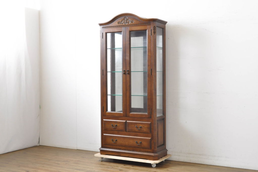 中古　美品　北海道旭川家具　山室家具製作所　佐藤弘司作　オーク35(OAK35)シリーズ　品のある雰囲気を醸し出すキュリオケース(キャビネット、ガラスケース、コレクションケース、飾り棚、戸棚、収納棚)(定価約35万円)(R-063110)
