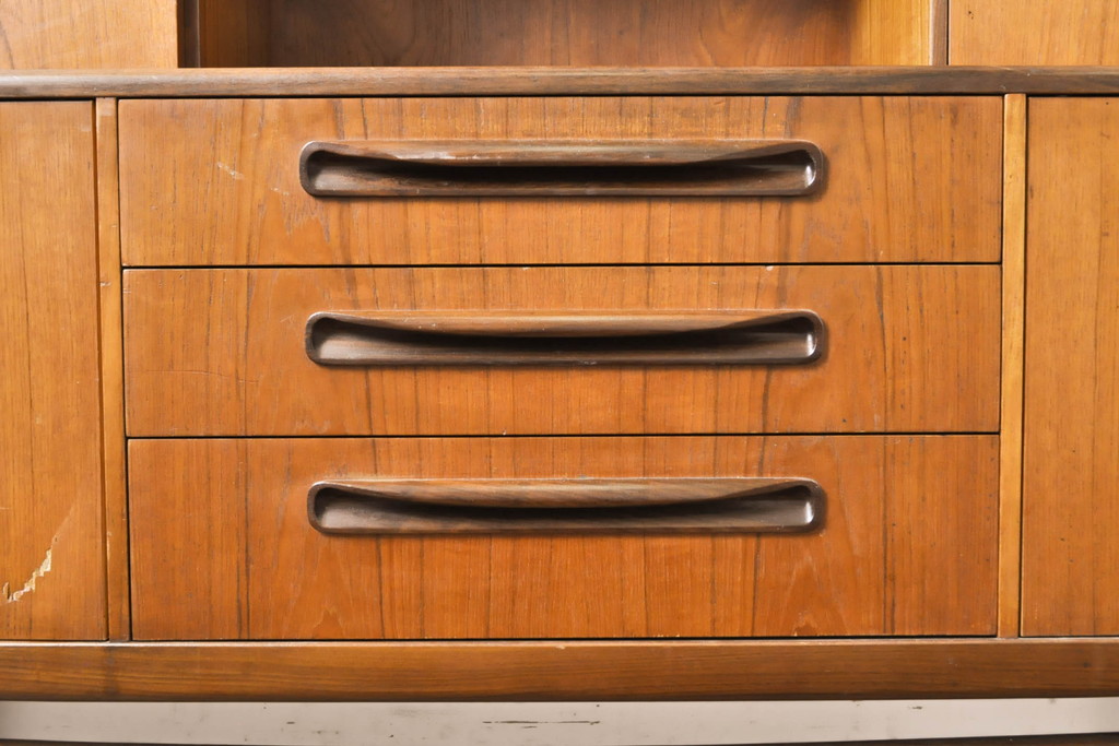 イギリスビンテージ　G-PLAN(ジープラン)　洗練されたデザインが美しいサイドキャビネット(サイドボード、リビングボード、戸棚、収納棚、ヴィンテージ、北欧)(R-063243)