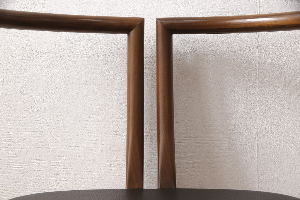 中古　美品　高級イタリア輸入家具　ウォールナット材　本革　スタイリッシュなデザインが目を惹く曲げ木チェア(椅子、ダイニングチェア)(R-051532)