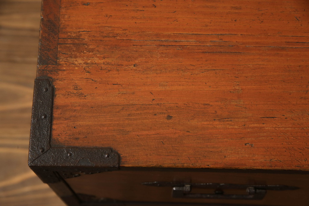 和製アンティーク　前面欅(ケヤキ)材　角手型の引手金具が魅力の時代箪笥ローボード(テレビ台、テレビボード、ローチェスト、引き出し、収納タンス)(R-066132)