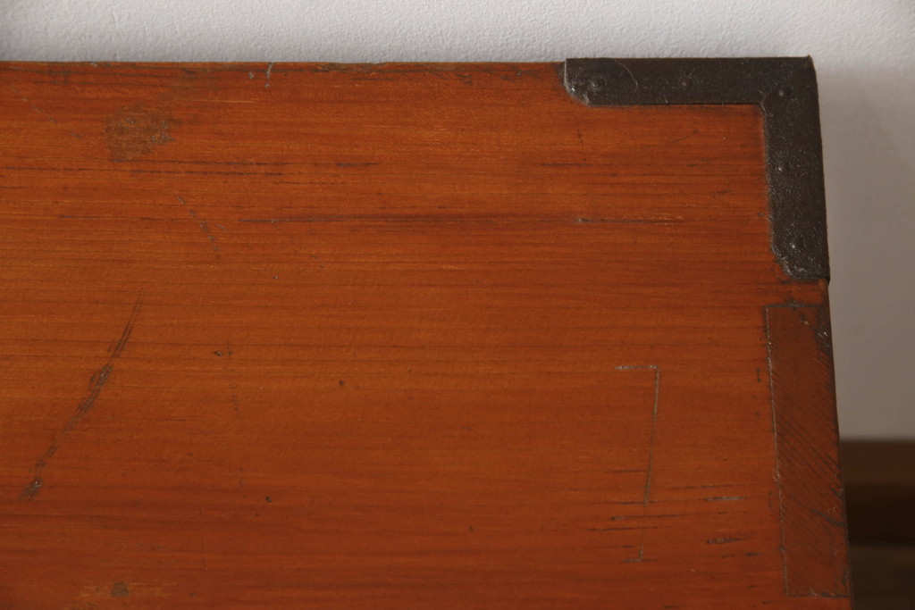 和製アンティーク　前面欅(ケヤキ)材　角手型の引手金具が魅力の時代箪笥ローボード(テレビ台、テレビボード、ローチェスト、引き出し、収納タンス)(R-066132)