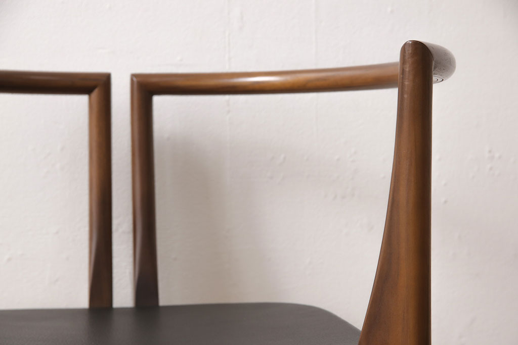 中古　美品　高級イタリア輸入家具　ウォールナット材　本革　スタイリッシュなデザインが目を惹く曲げ木チェア(椅子、ダイニングチェア)(R-051595)