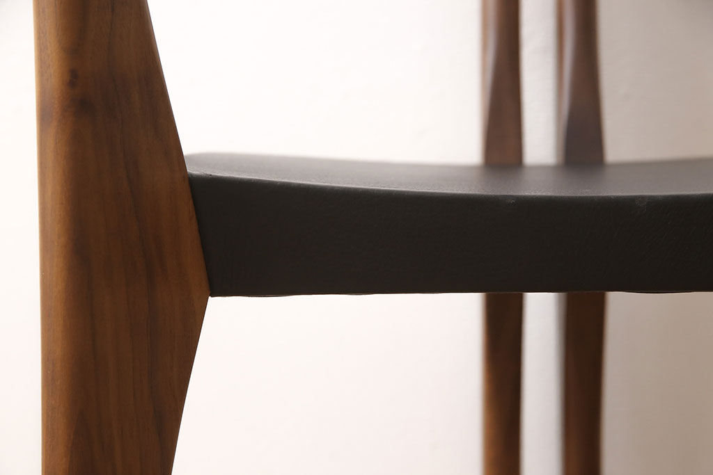 中古　美品　高級イタリア輸入家具　ウォールナット材　本革　スタイリッシュなデザインが目を惹く曲げ木チェア(椅子、ダイニングチェア)(R-051595)