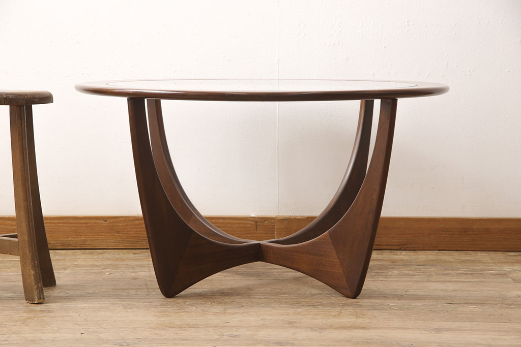 イギリスヴィンテージ　G-PLAN(ジープラン)　北欧家具　脚のデザインがおしゃれ!空間のアクセントになるガラストップラウンドテーブル(センターテーブル、コーヒーテーブル、サイドテーブル、ビンテージ)(R-049221)