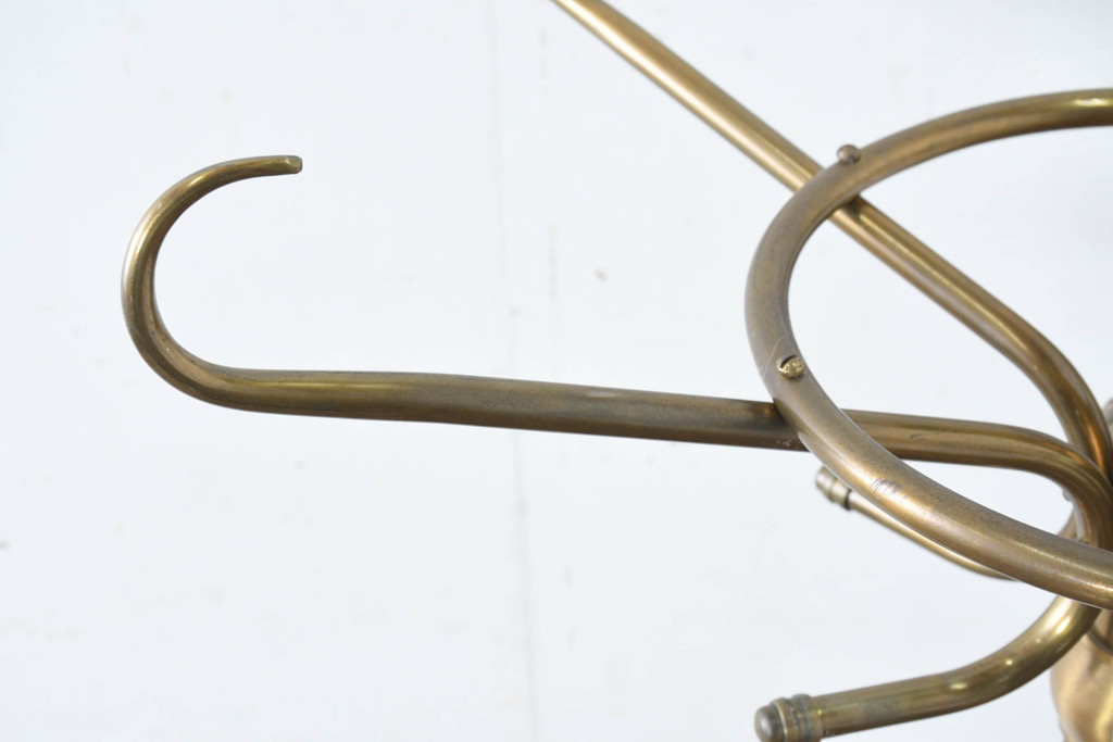 中古　美品　最高級品　オランダ　アイホールツ(EICHHOLTZ)　真鍮製　アンティーク仕上げ　空間のアクセントになるラグジュアリーなコートハンガー(ポールハンガー、洋服掛け、帽子掛け、傘立て、ブラス)(定価約26万円)(R-083583)