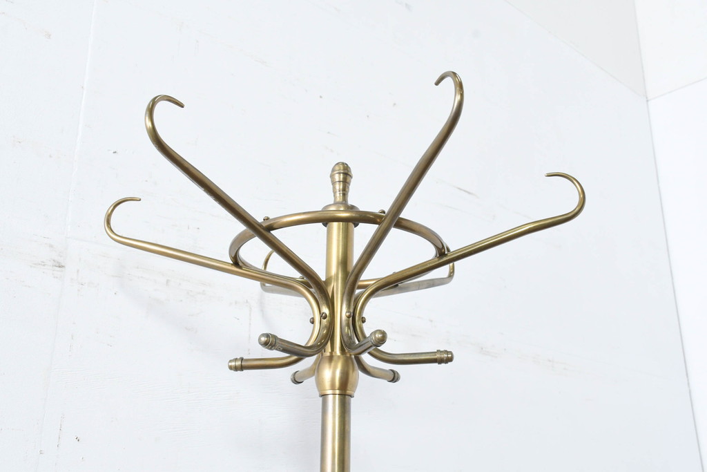 中古　美品　最高級品　オランダ　アイホールツ(EICHHOLTZ)　真鍮製　アンティーク仕上げ　空間のアクセントになるラグジュアリーなコートハンガー(ポールハンガー、洋服掛け、帽子掛け、傘立て、ブラス)(定価約26万円)(R-083583)