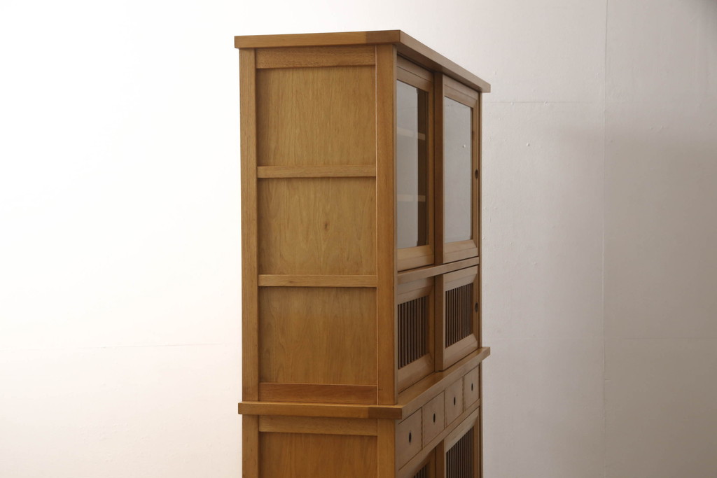 中古　美品　国産家具　和室・洋室どちらにも合う!!和モダンデザインの水屋箪笥(食器棚、収納棚、重ね戸棚、飾り棚、キャビネット)(R-062176)