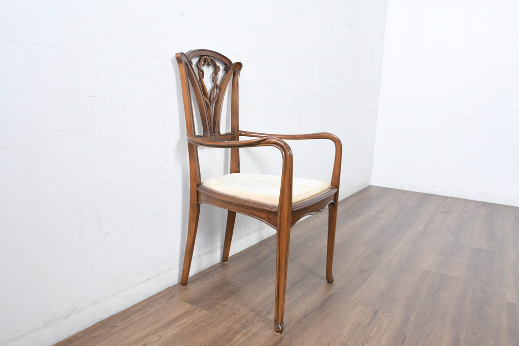 中古　美品　メデア(Medea)　アールヌーボー様式　繊細な彫刻と美しい曲線が魅力的なアームチェア(ダイニングチェア、椅子、イス)(定価約39万円)(R-083610)
