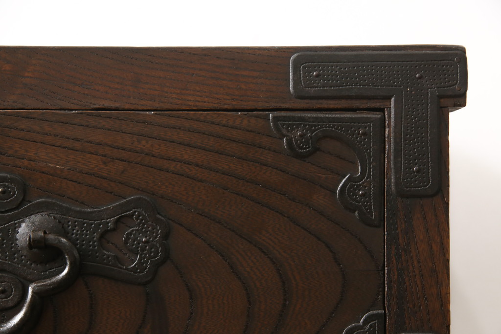 和製アンティーク　前面ケヤキ材　重厚感のあるつくりが目を引く松本帳場箪笥(引き出し、戸棚、収納箪笥)(R-054545)