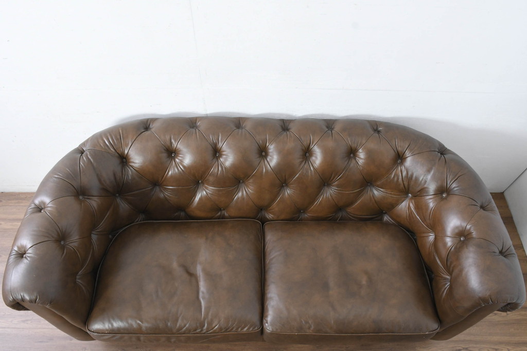 中古　キズ有り　IDC大塚家具　エルエスコンフォート　「L/S Comfort-29」　クラシカルな空間を演出するチェスターフィールド3Pソファ(トリプルソファ、3人掛けソファ、三人掛け)(定価約32万円)(R-083584)