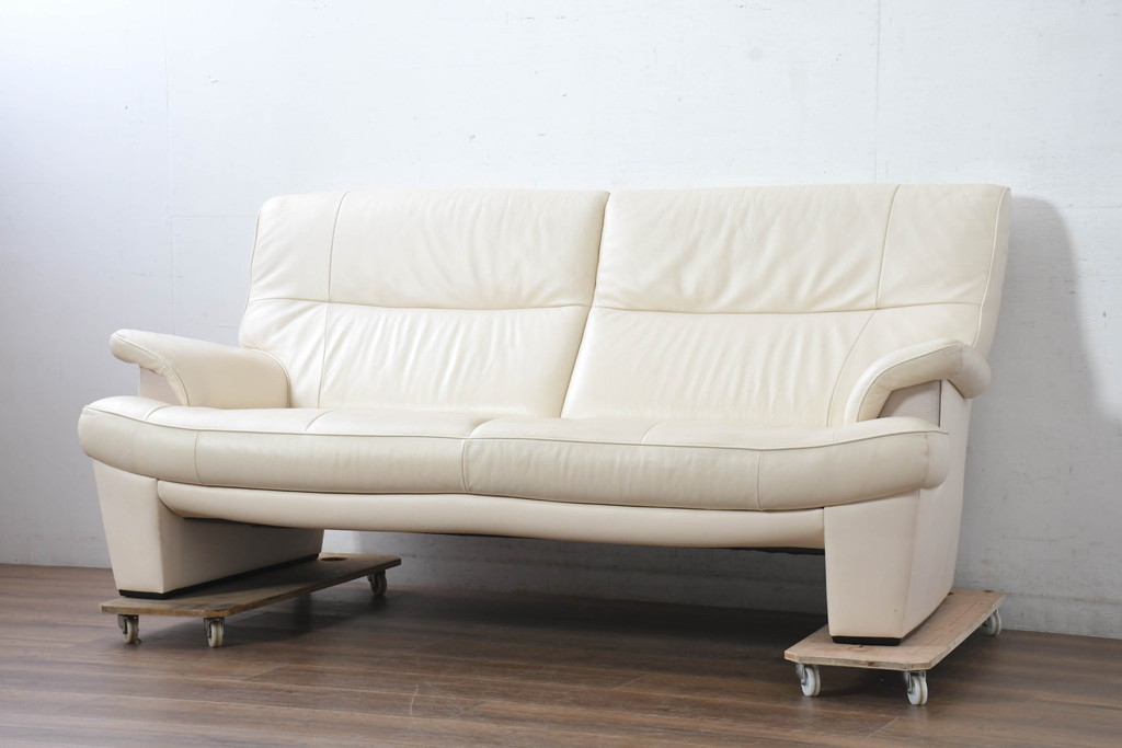 中古　美品　カリモク家具(karimoku)　Chitano(チターノ)　レザー(本革)　シンプルながら洗練されたデザインが美しい2人掛けソファ(2P、二人掛け、アームソファ)(定価約32万円)(R-083585)