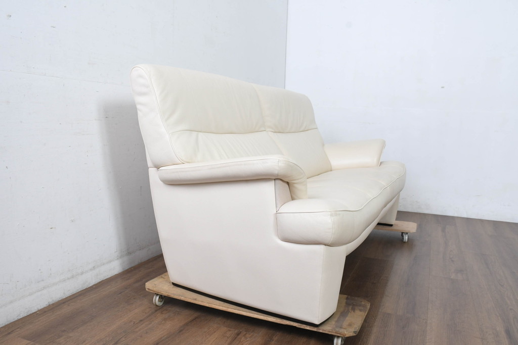 中古　美品　カリモク家具(karimoku)　Chitano(チターノ)　レザー(本革)　シンプルながら洗練されたデザインが美しい2人掛けソファ(2P、二人掛け、アームソファ)(定価約32万円)(R-083585)