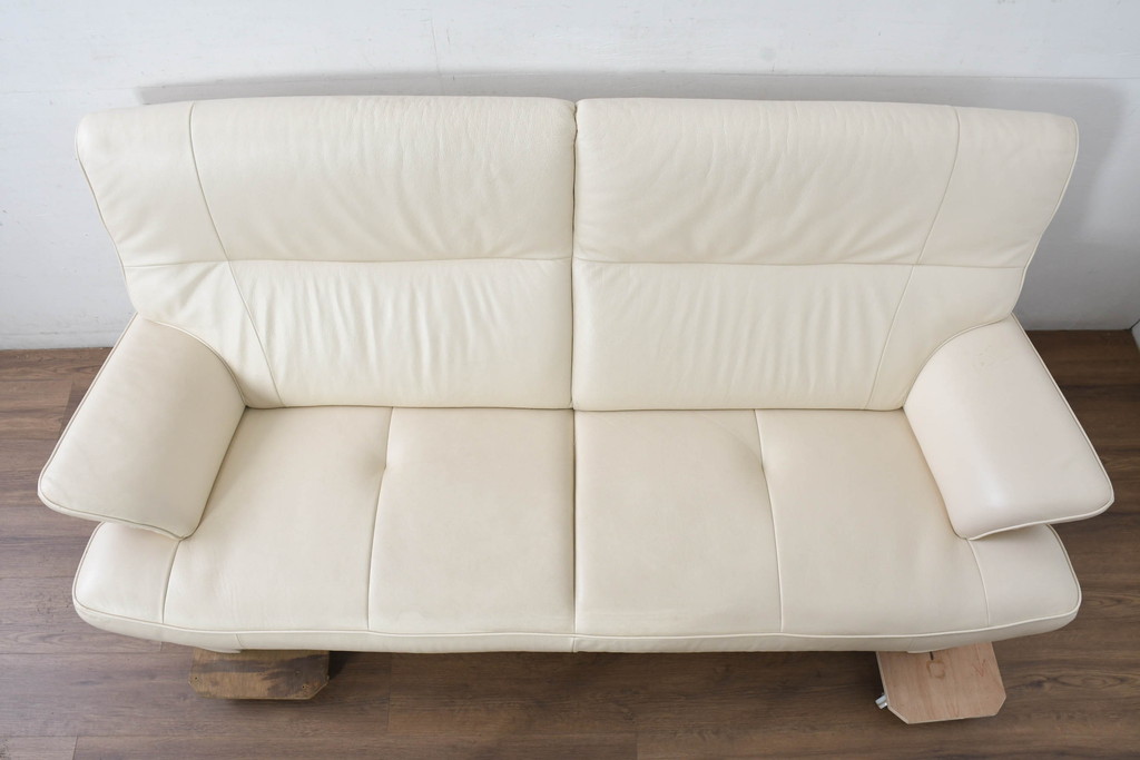 中古　美品　カリモク家具(karimoku)　Chitano(チターノ)　レザー(本革)　シンプルながら洗練されたデザインが美しい2人掛けソファ(2P、二人掛け、アームソファ)(定価約32万円)(R-083585)