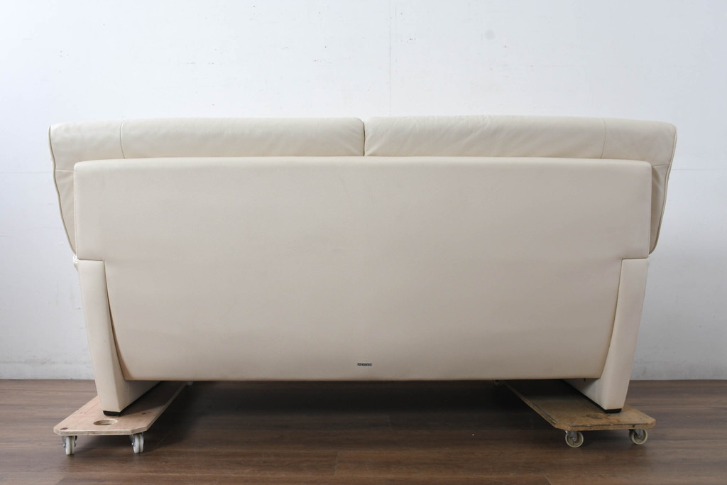 中古　美品　カリモク家具(karimoku)　Chitano(チターノ)　レザー(本革)　シンプルながら洗練されたデザインが美しい2人掛けソファ(2P、二人掛け、アームソファ)(定価約32万円)(R-083585)
