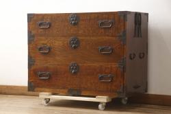 【オーダー家具実例】当店オリジナル商品を参考にパタパタ扉の収納棚をご希望サイズで新規製作しました。パタパタ扉には明治期の松材の枠を使用し、クリアガラスを組み入れ、取っ手を取り付け。扉の枠・背板のブラウンの色味と、本体にはダークグリーンのペイントを施したバイカラーがお楽しみいただける仕上がりになりました!(戸棚、下駄箱、キャビネット、ロッカー、ブックケース)