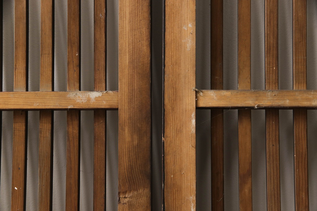 アンティーク建具　上手物!!腰板の飾りが印象的な厚手の格子戸2枚セット(引き戸、玄関戸)(R-069682)