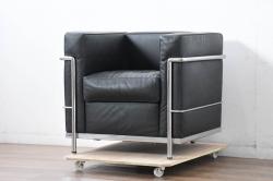 中古　美品　IDC大塚家具　ル・コルビュジエデザイン 　グランコンフォール LC2 　端正な造形美が際立つスチールフレームの名作1人掛けソファ(1P、一人掛け、レザーソファ、モダンソファ、デザイナーズソファ)(定価約40万円)(R-083586)