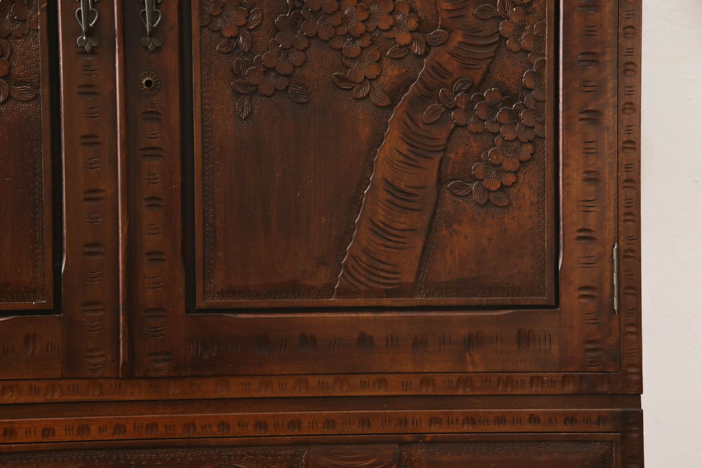 中古　伝統工芸　軽井沢彫り　衣装盆付き　咲き誇る桜の彫りに目が奪われる重ねタンス(和たんす、着物箪笥、収納箪笥、引き出し、衣装箪笥)(R-062533)