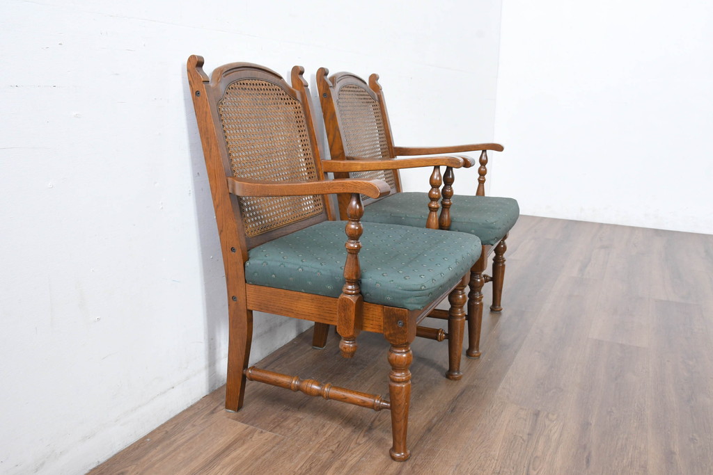 中古　三越家具(現カントリーハウス)　Brugge(ブルージュ)　ラタン(籐)　クラシカルな佇まいが魅力のアームチェア2脚セット(ダイニングチェア、ラウンジチェア、椅子、イス、バラ売り可能)(定価2脚で約22万円)(R-083723)