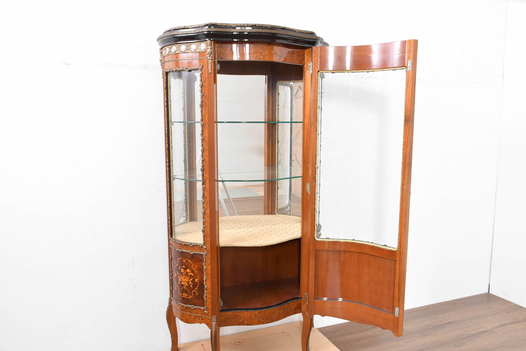 中古　美品　イタリア　マリネール風　真鍮(ブラス)飾り付き　マホガニー材　象嵌入り　細部まで施された豪華な装飾とエレガントな佇まいが美しい縦型キャビネット(ガラスケース、ショーケース、ディスプレイケース、キュリオケース、飾り棚、陳列棚、収納棚、店舗什器)(定価約60万円)(R-083747)