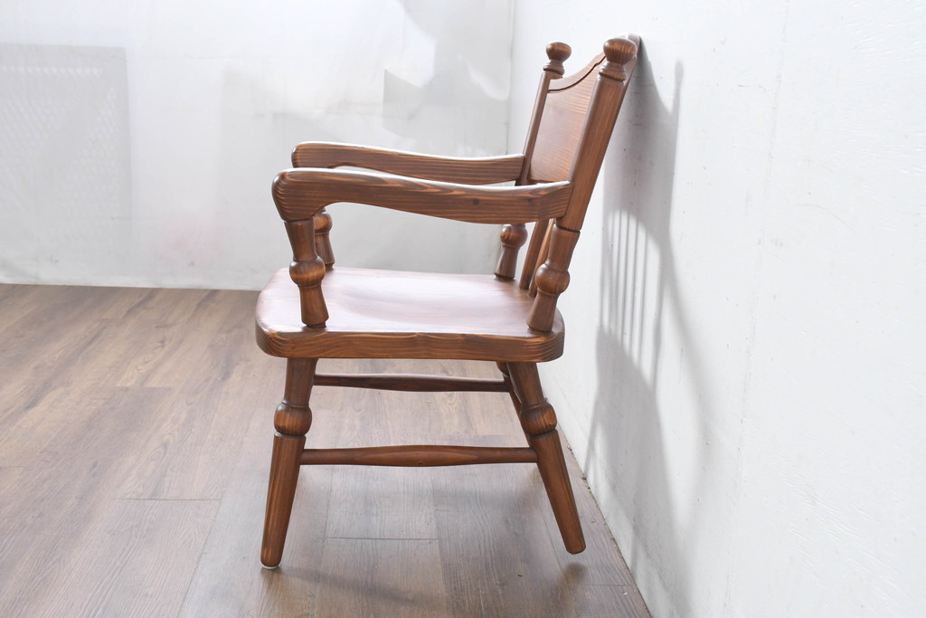 中古　未使用品　希少な試作品　飛騨産業　キツツキマーク　フロンティアシリーズ(FRONTIER)　重厚な佇まいが魅力のダイニングチェア(アームチェア、板座チェア、椅子、イス)(R-083727)