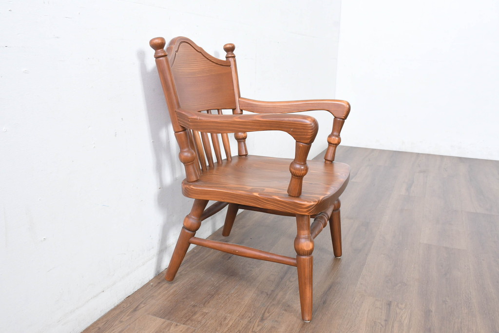 中古　未使用品　希少な試作品　飛騨産業　キツツキマーク　フロンティアシリーズ(FRONTIER)　重厚な佇まいが魅力のダイニングチェア(アームチェア、板座チェア、椅子、イス)(R-083727)