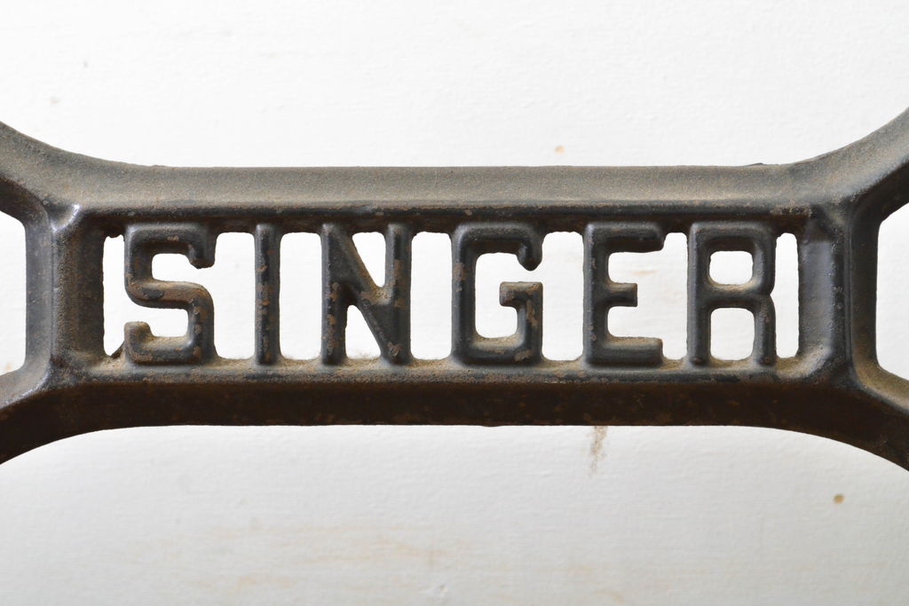 イギリスアンティーク　SINGER(シンガー)社　レトロな佇まいがお洒落なミシンの鉄脚(シンガーミシン、ミシンテーブル、ミシン台、バタフライテーブル)(R-061919)