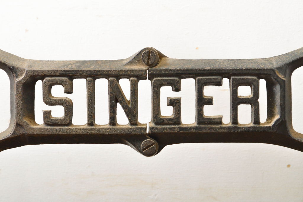 イギリスアンティーク　SINGER(シンガー)社　レトロな佇まいがお洒落なミシンの鉄脚(シンガーミシン、ミシンテーブル、ミシン台、バタフライテーブル)(R-061922)