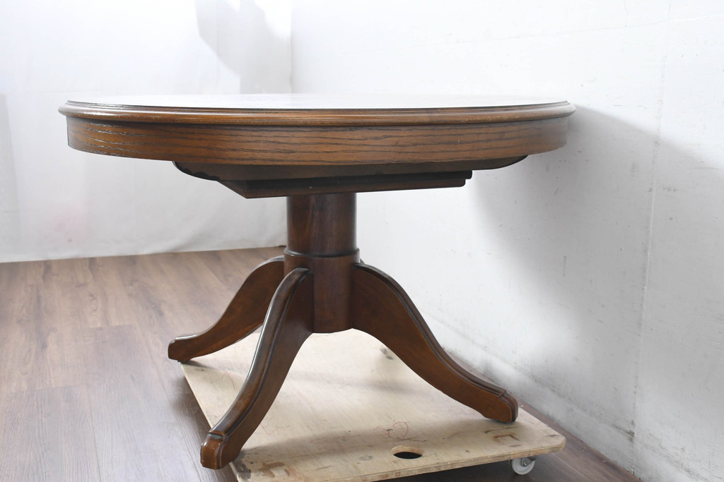 中古　美品　三越家具(現カントリーハウス)　Brugge(ブルージュ)　クラシカルな佇まいが魅力の伸長式ラウンドテーブル(ダイニングテーブル、エクステンションテーブル、丸テーブル、4人掛け、2人掛け、4人用、2人用、食卓)(R-083608)