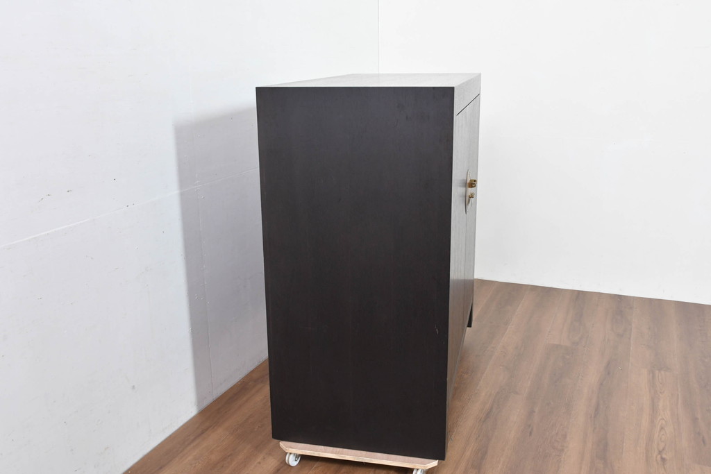 中古　高級品　奥行リサイズ可(有料)　IDC大塚家具取り扱い　ベーカー社(BAKER)　シノワズリデザインのモダンなテレビキャビネット(サイドキャビネット、AVボード、テレビボード、サイドボード、収納棚、戸棚)(定価約95万円)(R-083758)