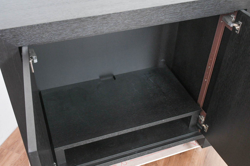 中古　高級品　奥行リサイズ可(有料)　IDC大塚家具取り扱い　ベーカー社(BAKER)　シノワズリデザインのモダンなテレビキャビネット(サイドキャビネット、AVボード、テレビボード、サイドボード、収納棚、戸棚)(定価約95万円)(R-083758)