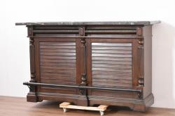 中古　美品　希少な廃番品　アシュレイファニチャー(Ashley Furniture)　クラシックな佇まいで空間を格調高く演出するアンティーク調の重厚なバーカウンター(バーキャビネット、ワインキャビネット、ワインラック、キッチンカウンター、収納棚、戸棚)(定価約55万円)(R-083760)