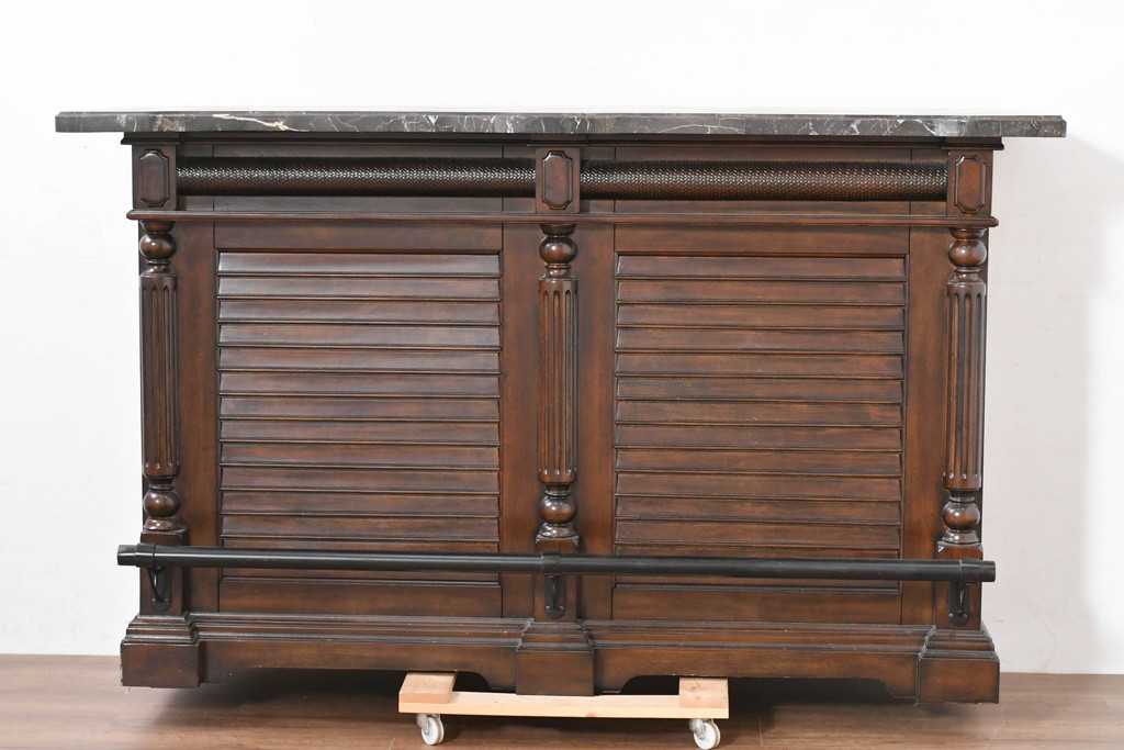 中古　美品　希少な廃番品　アシュレイファニチャー(Ashley Furniture)　クラシックな佇まいで空間を格調高く演出するアンティーク調の重厚なバーカウンター(バーキャビネット、ワインキャビネット、ワインラック、キッチンカウンター、収納棚、戸棚)(定価約55万円)(R-083760)