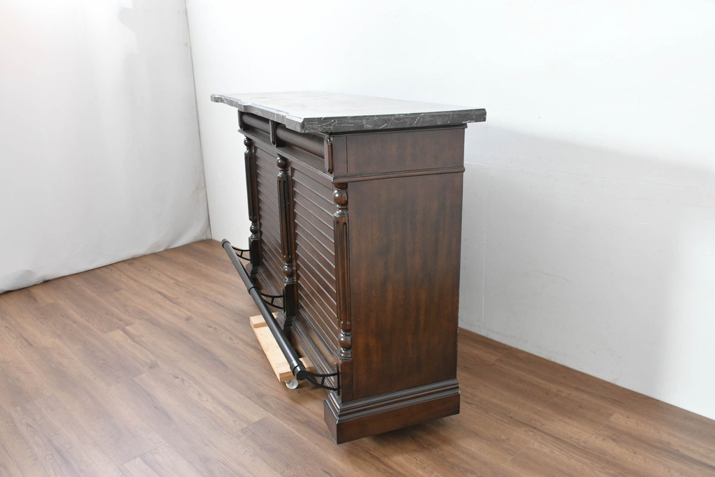 中古　美品　希少な廃番品　アシュレイファニチャー(Ashley Furniture)　クラシックな佇まいで空間を格調高く演出するアンティーク調の重厚なバーカウンター(バーキャビネット、ワインキャビネット、ワインラック、キッチンカウンター、収納棚、戸棚)(定価約55万円)(R-083760)