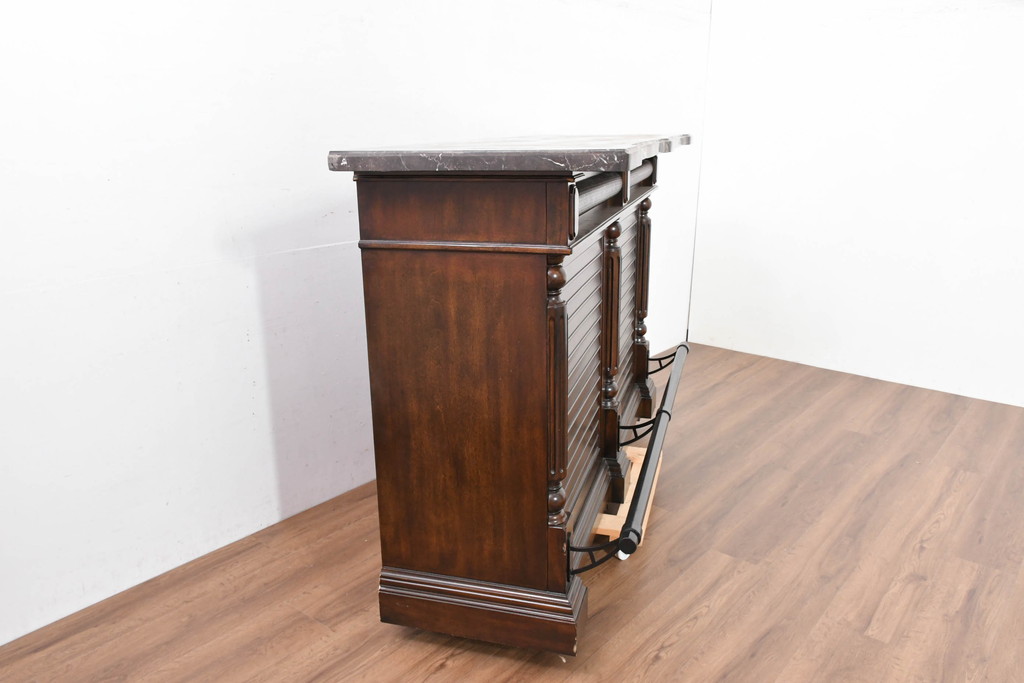 中古　美品　希少な廃番品　アシュレイファニチャー(Ashley Furniture)　クラシックな佇まいで空間を格調高く演出するアンティーク調の重厚なバーカウンター(バーキャビネット、ワインキャビネット、ワインラック、キッチンカウンター、収納棚、戸棚)(定価約55万円)(R-083760)