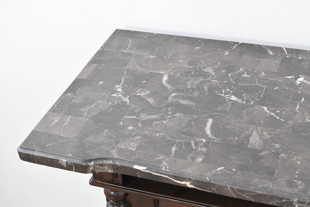 中古　美品　希少な廃番品　アシュレイファニチャー(Ashley Furniture)　クラシックな佇まいで空間を格調高く演出するアンティーク調の重厚なバーカウンター(バーキャビネット、ワインキャビネット、ワインラック、キッチンカウンター、収納棚、戸棚)(定価約55万円)(R-083760)