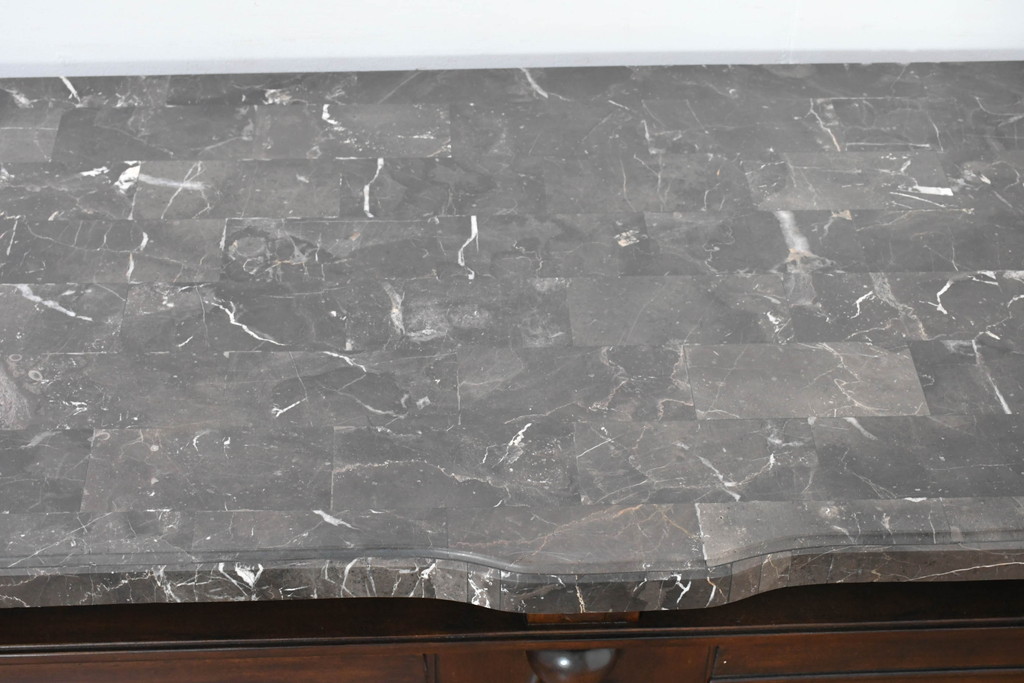 中古　美品　希少な廃番品　アシュレイファニチャー(Ashley Furniture)　クラシックな佇まいで空間を格調高く演出するアンティーク調の重厚なバーカウンター(バーキャビネット、ワインキャビネット、ワインラック、キッチンカウンター、収納棚、戸棚)(定価約55万円)(R-083760)